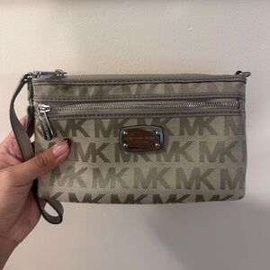 Michael Kors Fulton Jet Set Signature Gray/Silver MK Large Wristlet
